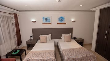 Twin Room | Desk, blackout curtains, soundproofing, free WiFi