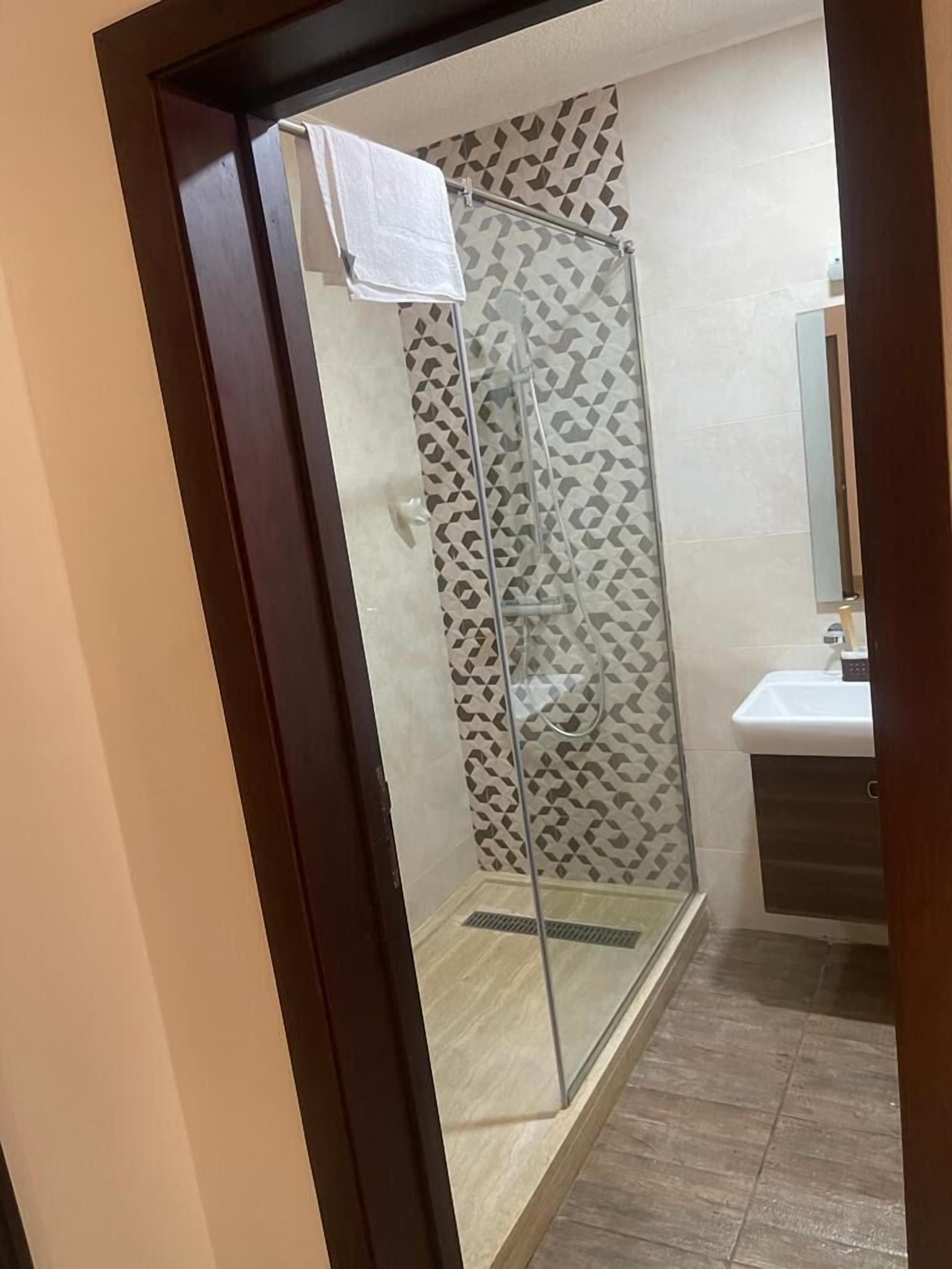 double room | bathroom | shower, rainfall showerhead, free toiletries, towels