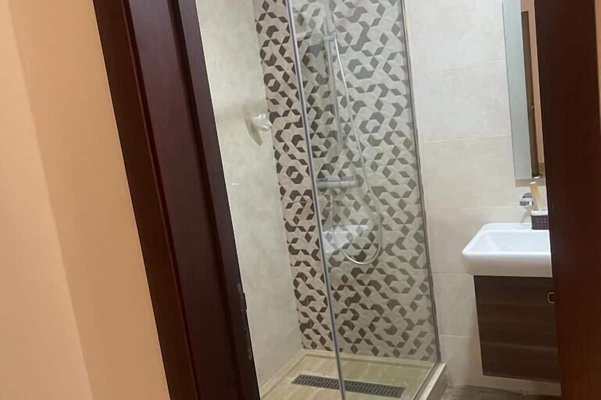 double room | bathroom | shower, rainfall showerhead, free toiletries, towels