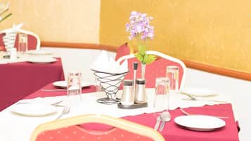 Frühstück, Mittagessen, Abendessen, lokale und internationale Küche