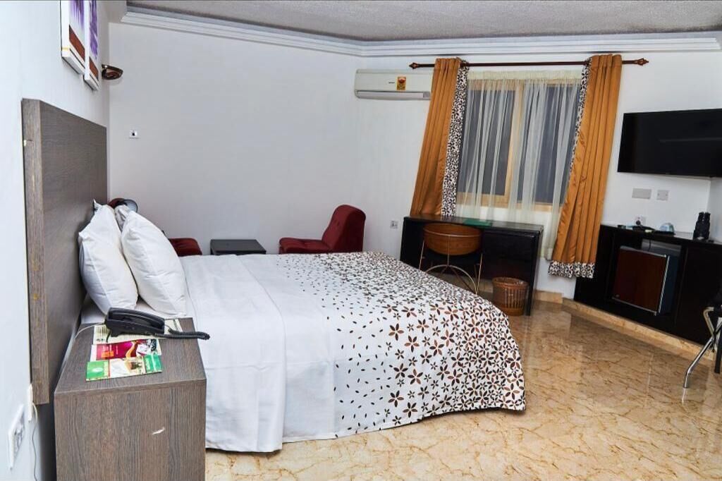 shower, rainfall showerhead, free toiletries, towels