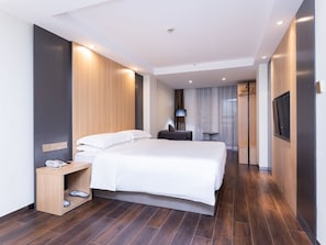 Phòng Suite Business | 1 phòng ngủ, chăn bông, bàn, màn/rèm cản sáng