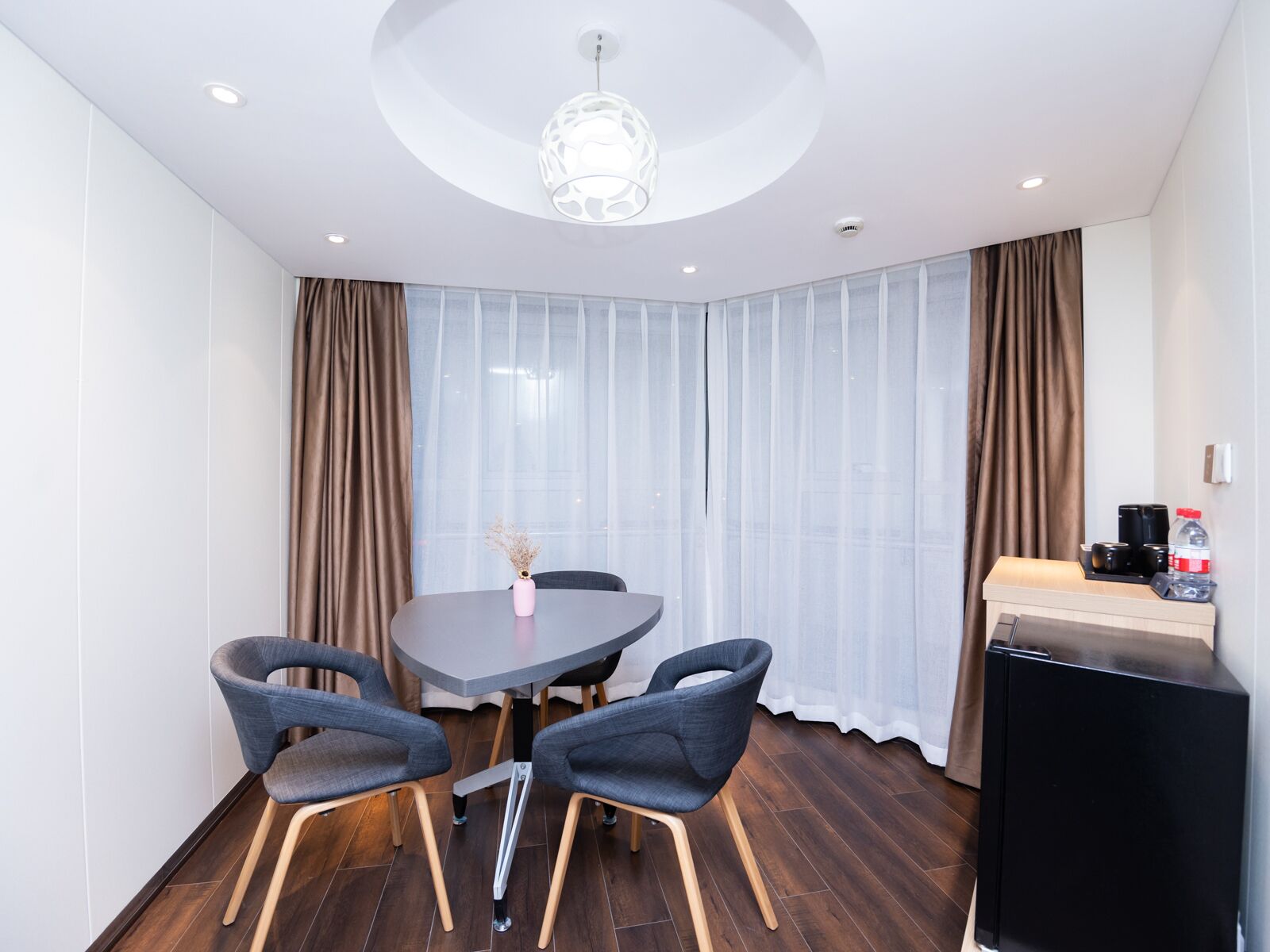 Business Suite | Down comforters, desk, blackout drapes, free WiFi