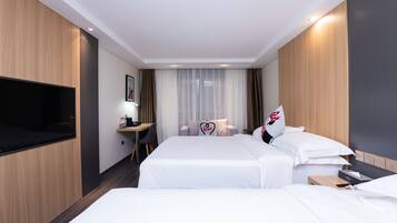 Familie driepersoonskamer | Donzen dekbedden, een bureau, verduisterende gordijnen, gratis wifi