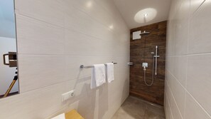 Appartement Supérieur (Fun) | Salle de bain | Sèche-cheveux, serviettes fournies