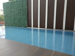 Indoor pool, 2 outdoor pools