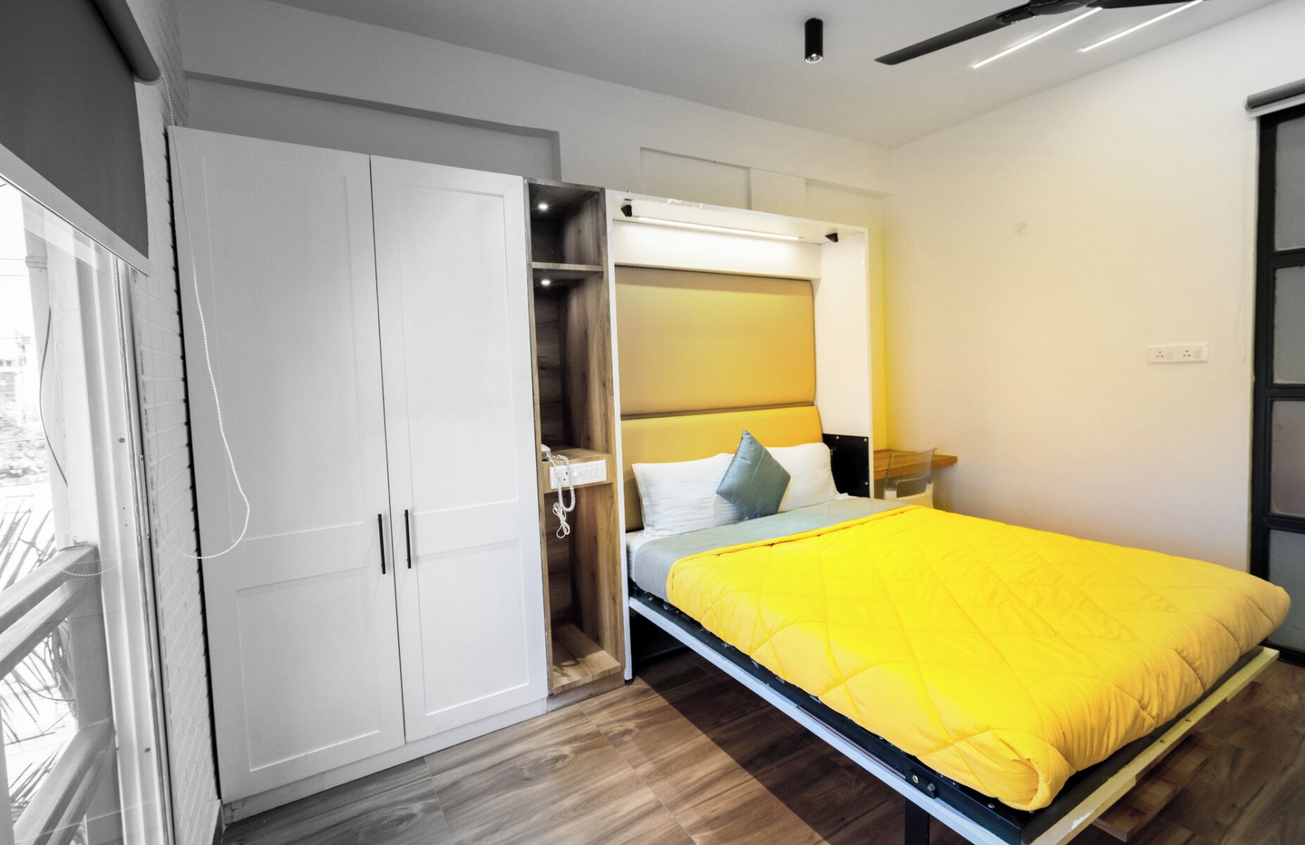 Ein Schlafzimmer mit einem Bett, einem Kleiderschrank und einem Nachttisch.