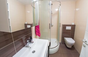 Chambre Confort | Salle de bain | Douche, séchoir à cheveux, serviettes fournies, savon