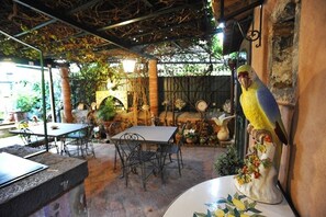 Lunch and dinner served, Italian cuisine