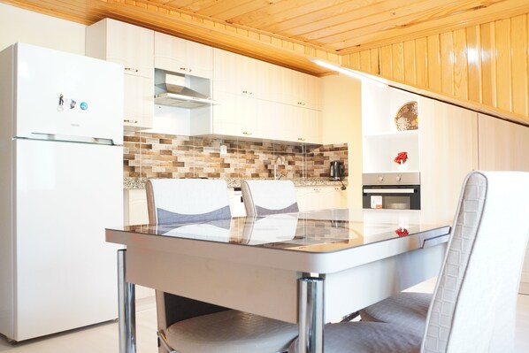 アパートメント 3 ベッドルーム レイクビュー | 専用キッチン | 冷蔵庫、オーブン、コンロ、調理器具と食器