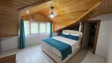 Apartment, 3 Bedrooms, Lake View | Egyptian cotton sheets, premium bedding, desk, soundproofing