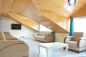 アパートメント 3 ベッドルーム レイクビュー | リビング エリア