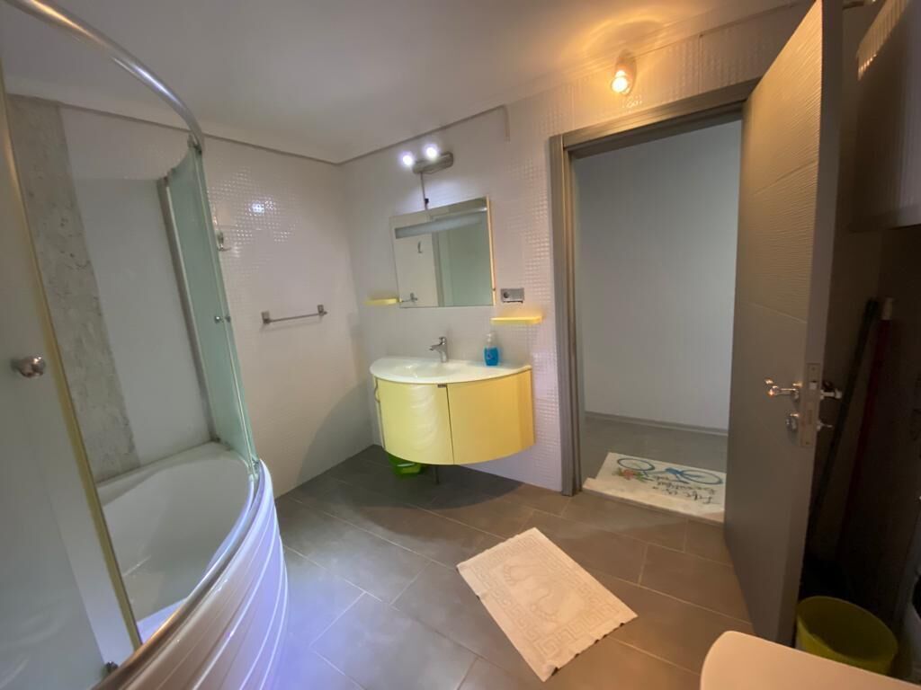 Combined shower/tub, jetted tub, free toiletries, hair dryer