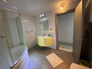 Bañera con ducha, bañera de hidromasaje, artículos de tocador gratuitos