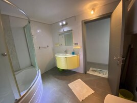 Bañera con ducha, bañera de hidromasaje, artículos de tocador gratuitos