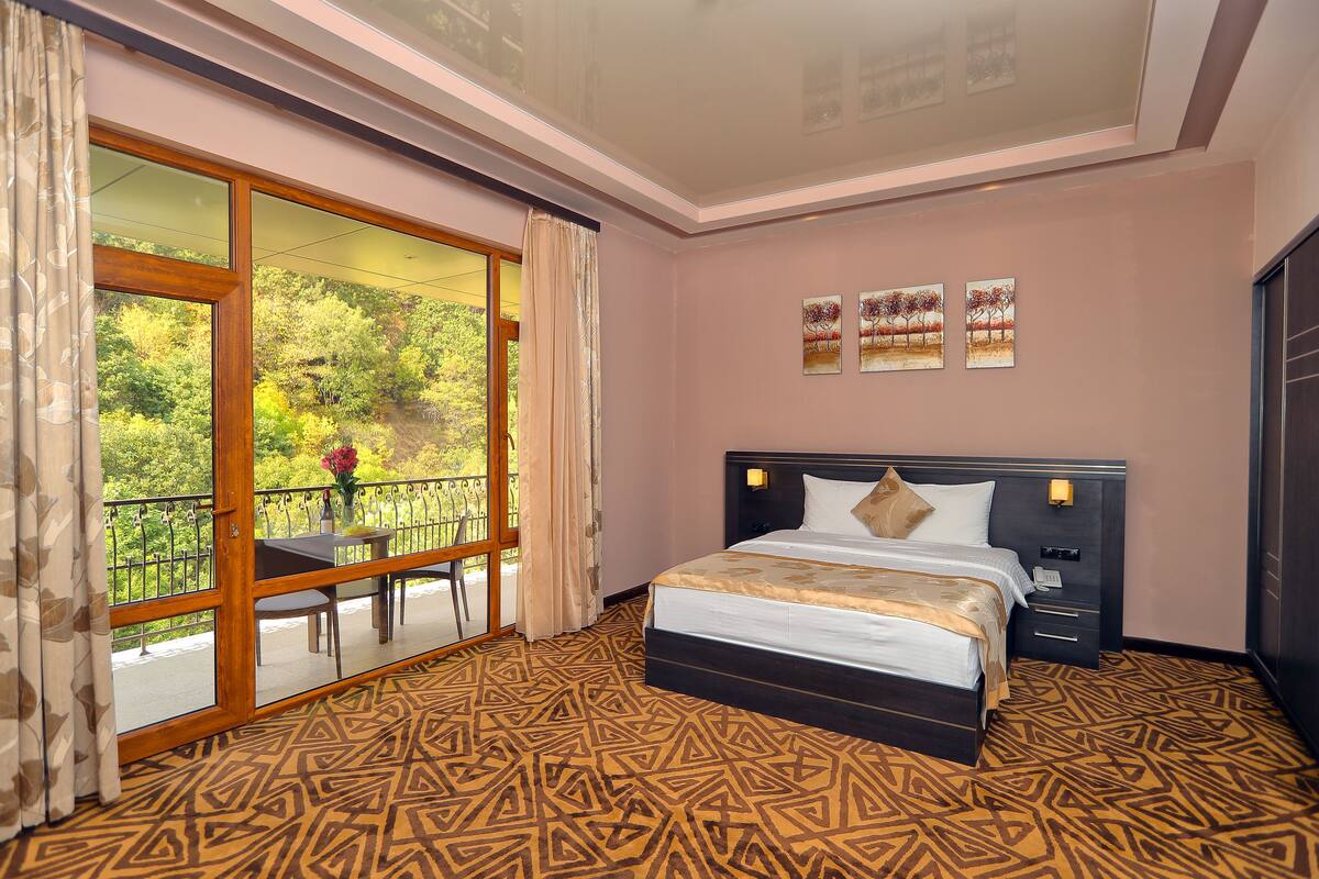Kamar Double Superior | Minibar, brankas, meja kerja, dan tirai kedap cahaya