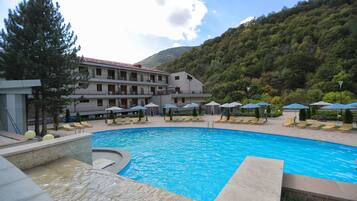 Indendørs pool, udendørs pool, parasoller, liggestole