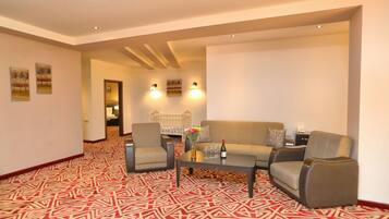 Suite familiar | Área de sala de estar | Televisión LED