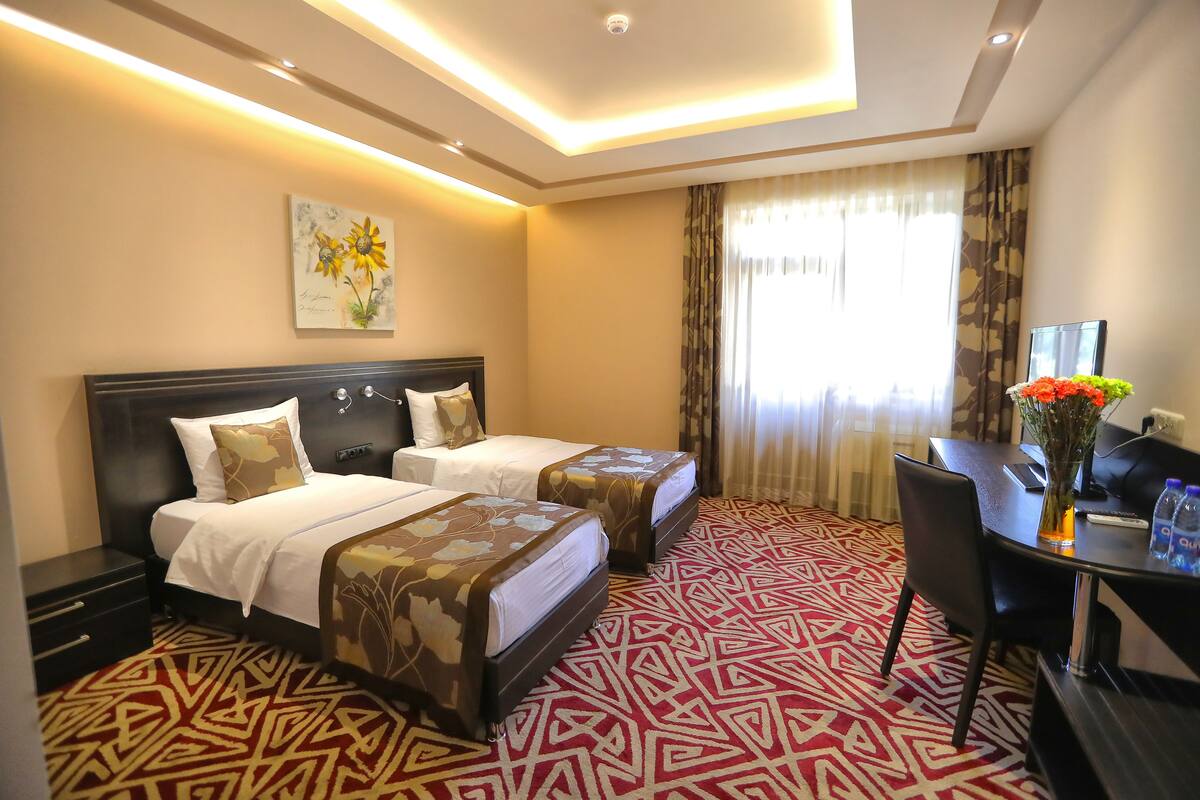 Kamar Twin Standar | Minibar, brankas, meja kerja, dan tirai kedap cahaya