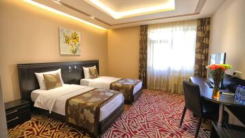 Standardværelse med 2 enkeltsenge | Minibar, pengeskab på værelset, skrivebord, mørklægningsgardiner