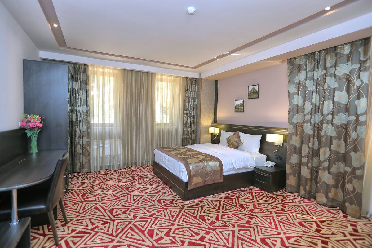 Suite Keluarga | Minibar, brankas, meja kerja, dan tirai kedap cahaya