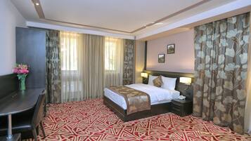 Familiesuite | Minibar, pengeskab på værelset, skrivebord, mørklægningsgardiner