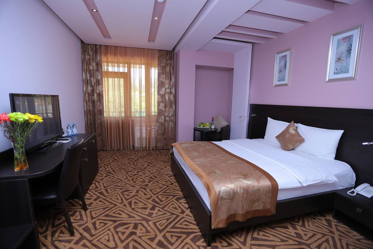 Kamar Double Standar | Minibar, brankas, meja kerja, dan tirai kedap cahaya