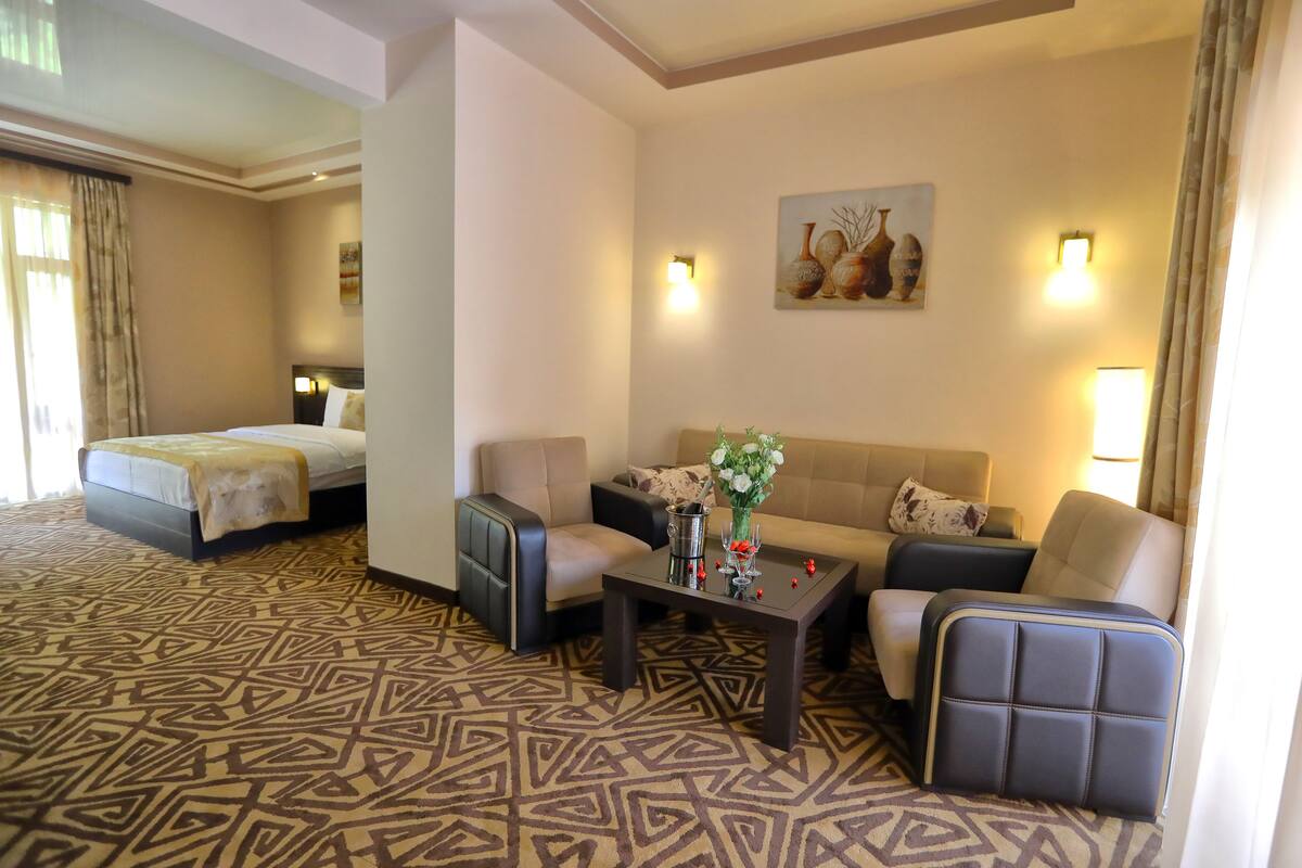 Minibar, brankas, meja kerja, dan tirai kedap cahaya
