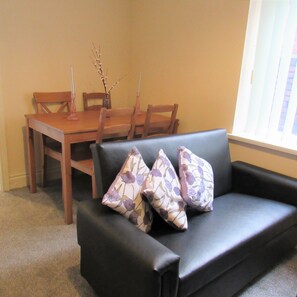 Living area - Spacious Apartment Heaton (Newcastle-upon-Tyne)