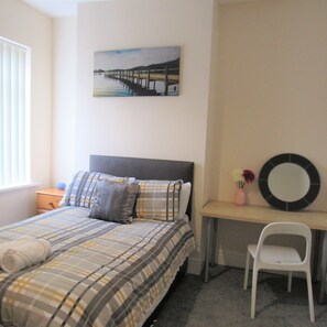Iron/ironing board, free WiFi, bed sheets - Spacious Apartment Heaton (Newcastle-upon-Tyne)