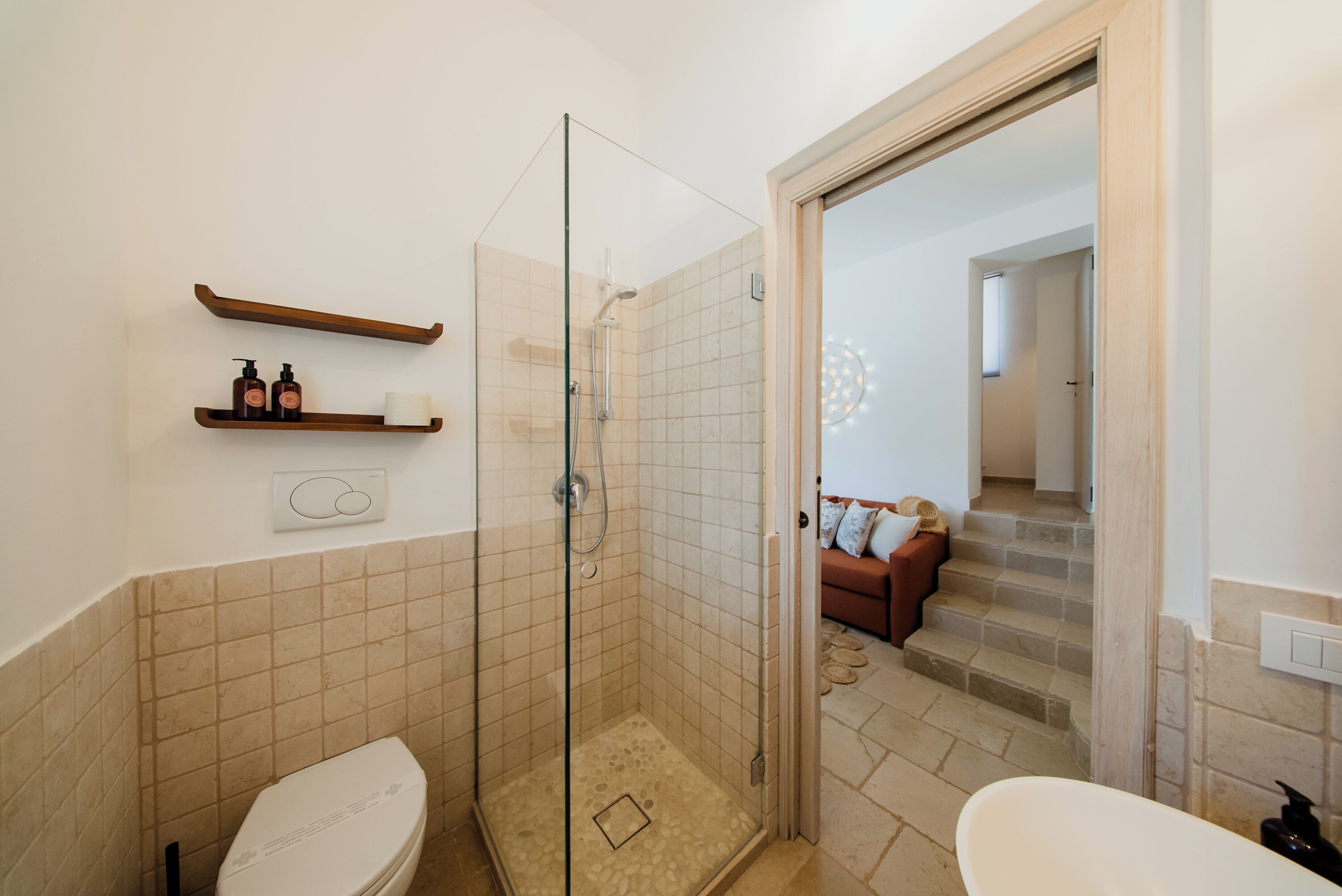 Douche, douche à « effet pluie », sèche-cheveux, bidet