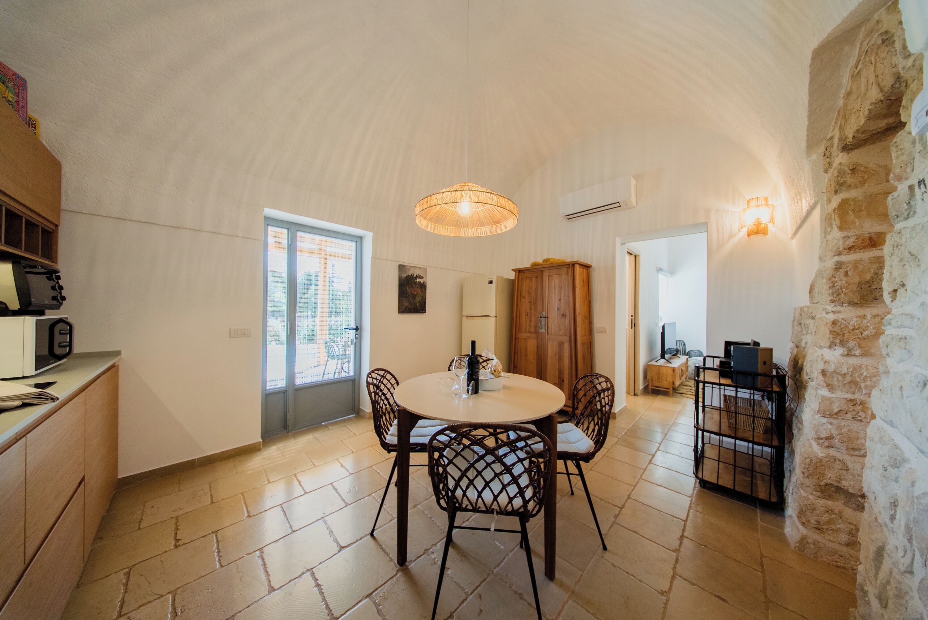 Frigorifero con congelatore, microonde, forno, piano cottura