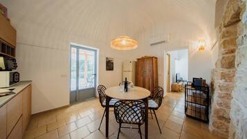 Frigorifero con congelatore, microonde, forno, piano cottura