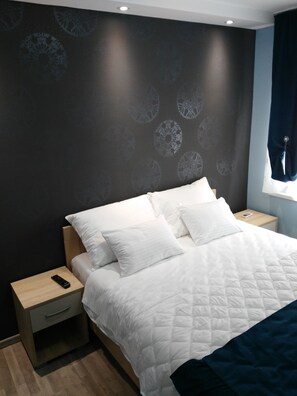 Apartamento, 2 habitaciones | Escritorio, cortinas opacas, sistema de insonorización