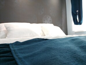 Desk, blackout curtains, soundproofing, iron/ironing board - Top Belgrade Apartments (Belgrade)
