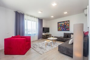 Luxury-Apartment, 2 Schlafzimmer, Balkon, Meerblick | Wohnzimmer