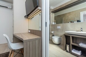 Luxe appartement, 2 slaapkamers, balkon, uitzicht op zee | Badkamer | Een douche, een regendouche, gratis toiletartikelen, een haardroger
