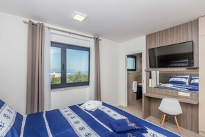 Apartemen Mewah, 2 kamar tidur, balkon, pemandangan laut | 2 kamar tidur, brankas, dan setrika/meja setrika