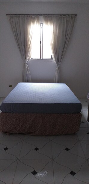 2 bedrooms, iron/ironing board, bed sheets