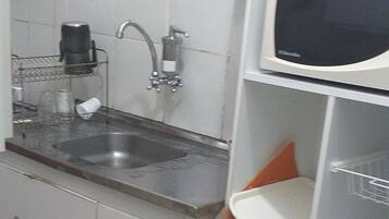 Geladeira, micro-ondas, cafeteira/chaleira