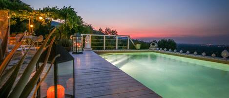 AuĂenpool, LiegestĂŒhle