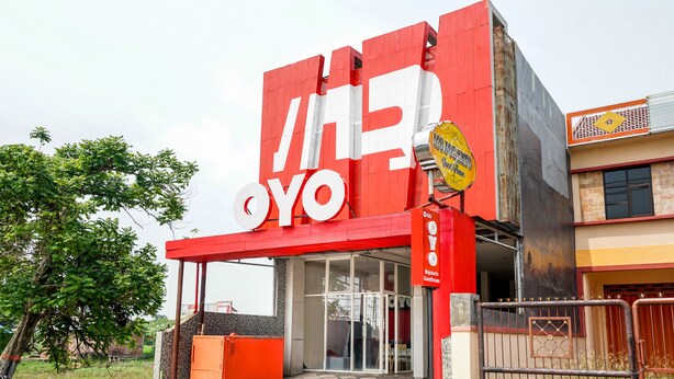 A building with a prominent red and white sign reading "VIE OYO". - Hotel O Mojokerto Guesthouse (Mojokerto)