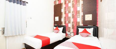 Quarto duplo standard, 2 camas de solteiro | Escrivaninha, Wi-Fi de cortesia, roupa de cama