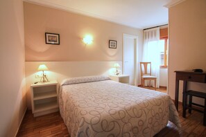 Double Room | Desk, bed sheets - Pensión San Jorge (Llanes)