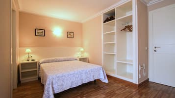 Double Room | Meja, cadar katil