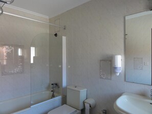 Free toiletries, bidet, towels - Pensión San Jorge (Llanes)