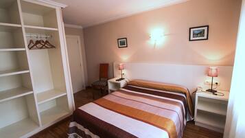 Double Room | Desk, bed sheets