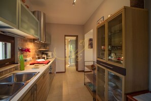 Full-size fridge, microwave, oven, stovetop - TD Casale Del Vento in the Countryside with Pool (Monopoli)