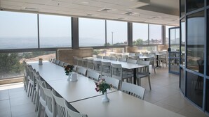 朝食 (ビュッフェ)、毎日提供 (無料)