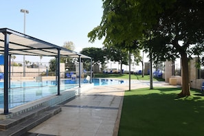 Una piscina al aire libre de temporada